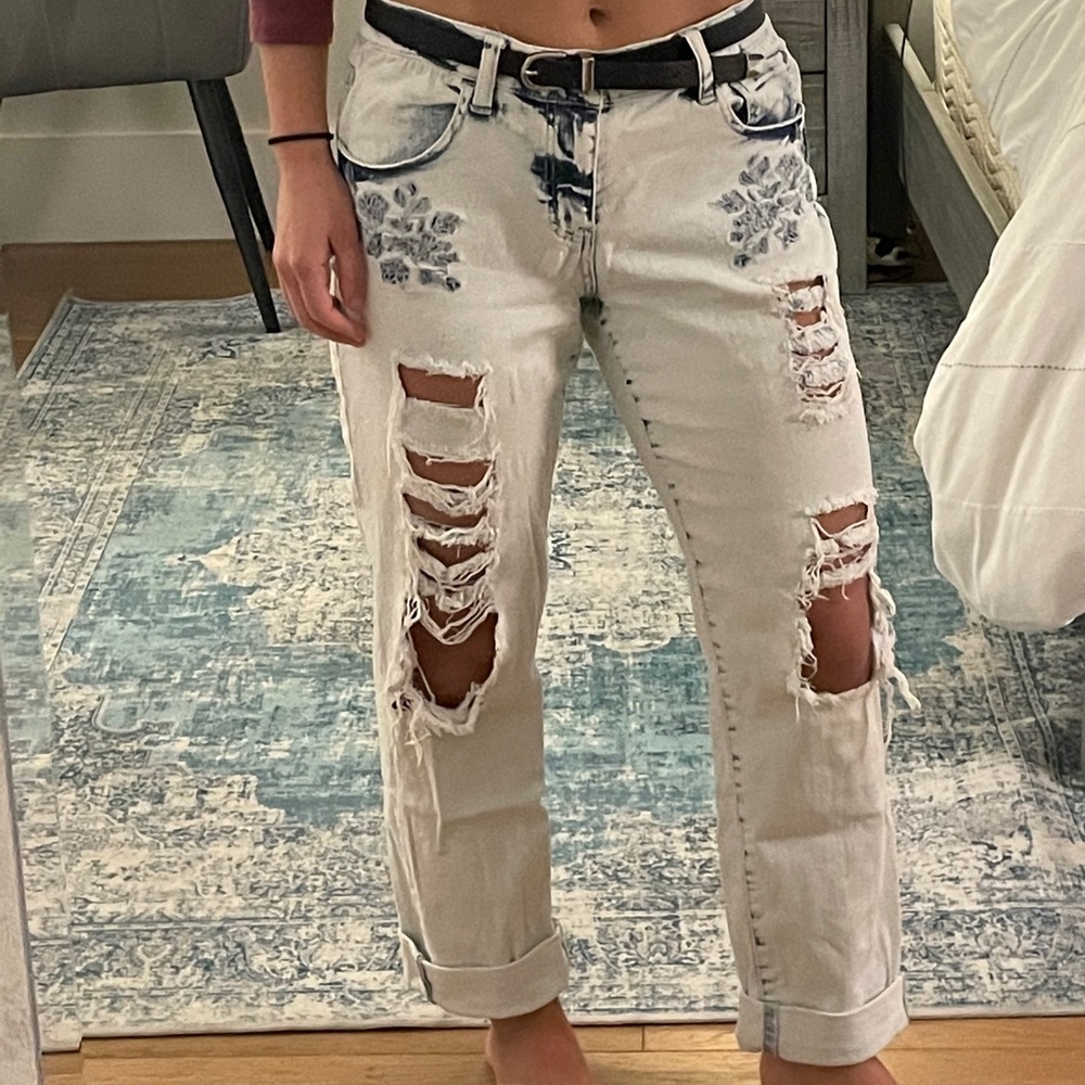Distressed embroidered light boyfriend jeans